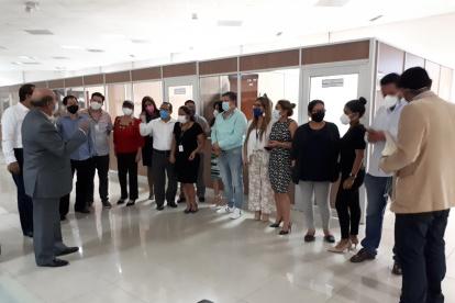 Diálogo. Reinaldo Cevallos (i) analiza con sus compañeros la situación económica que atraviesan los judiciales.