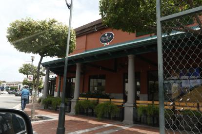 Hecho. El asesinato ocurrió al finalizar la tarde del lunes en los exteriores de una cafetería de una plaza comercial de Samborondón.