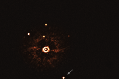 Imagen captada de dos exoplanetas que orbitan una estrella de tipo solar.