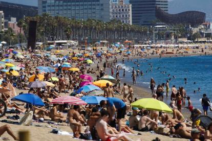 VALENCIA. Miles de personas aparecen en la playa de la Malvarrosa, donde esta semana se impuso la obligatoriedad del uso de las mascarillas en todos los espacios públicos.