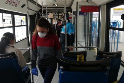 En las unidades de transportes los agentes metropolitanos controlan el uso de la mascarrilla y el aforo.