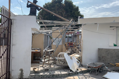 Maestros trabajan donde se edifica un gimnasio en La Puntilla.