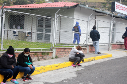Personas esperan información en los exteriores de hospitales de Quito como el Enrique Garcés y el IESS Quito.