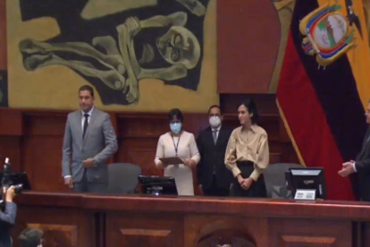María Alejandra Muñoz  junto a los dos vicepresidentes de la Asamblea, César Solórzano y Patricio Donoso en la posesión