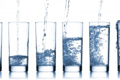 Es importante que no te excedas en el consumo de agua, pues eso puede causarte problemas de salud.