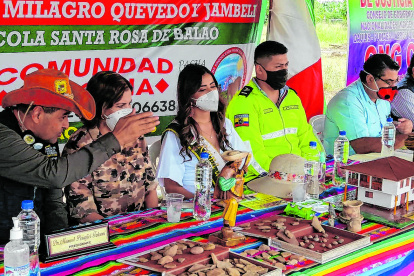 Evento. Autoridades nacionales y representantes de Balao estuvieron presentes en la entrega de los predios a habitantes de San Carlos.
