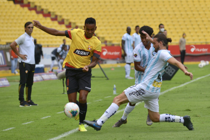 Fidel Martínez (i), delantero de Barcelona, domina el balón ante la marca de jugadores del City.