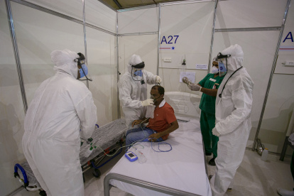 BRASILIA. Un brasileño recibe atención médica en uno de las unidades emergentes instalados tras la saturación de los centros formales.