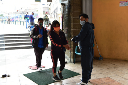Los centros comerciales de la capital toman medidas de bioseguridad para sus clientes.
