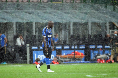 Romelu Lukaku, del Inter de Milan, caminó desolado al final del partido donde su equipo esperaba entrar a la pelea por el título de Italia.