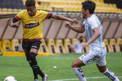 Byron Castillo (i) tuvo que ser retirado en ambulancia del estadio.