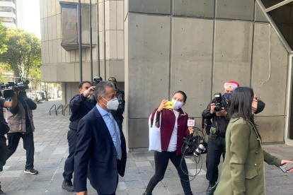 El asambleísta Freddy Alarcón a su llegada a la Fiscalía para rendir una versión en el caso del hospital de Pedernales.