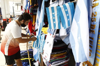 Vendedores del centro de Guayaquil, en los días previos, expusieron productos alusivos  la festividad.