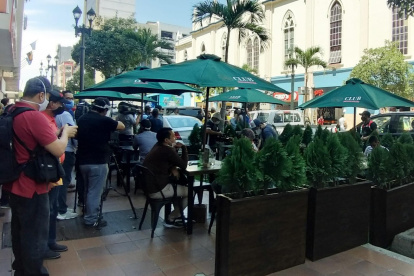 Hecho. Este 23 de julio, uno de los locales del centro había ya sacado las mesas y sillas a las veredas.