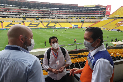Miguel Ángel Loor, presidente de la LigaPro, dialoga con Rommel Salazar, secretario del COE Nacional.