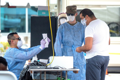 Personas pasan por centros de pruebas rápidas de COVID-19 en Miami Beach, este 23 de julio d