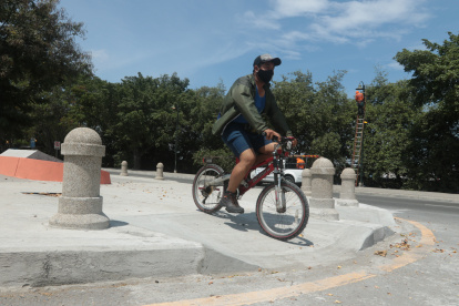 Un ciclista atraviesa la ciclovía adaptada en la regeneración de la avenida Barcelona.