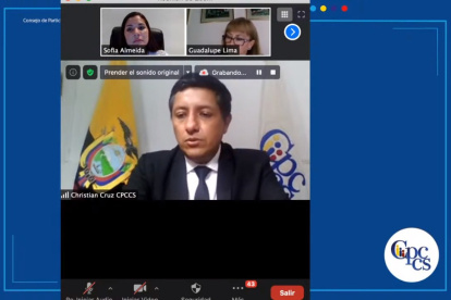 Cruz. El presidente del CPCCS lee un documento sin dificultad.