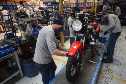 En el norte de Quito, Metaltronic ensambla motocicletas, cuyas ventas se han mantenido estables pese a la crisis.