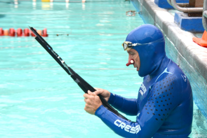 Alfredo Rosado, experimentado deportista ecuatoriano en la disciplina de apnea, afina sus destrezas hace dos semanas nuevamente en el agua.