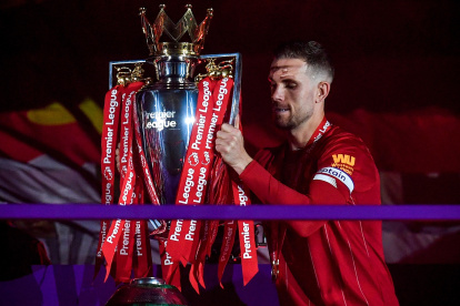 Jordan Herdenson, volante del Liverpool, levanta el trofeo de la Premier durante la celebración del cetro.
