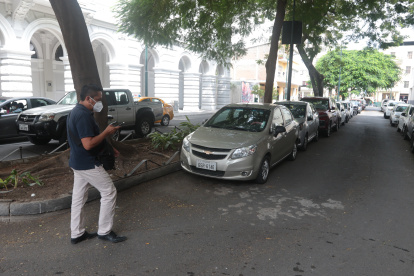 Un tramo de la calle Diez de Agoto. A lo largo de la vía, se retirarán al menos cuarenta parqueos.