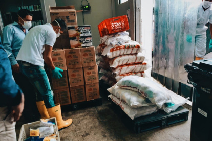 Los estudiantes de la UEES entregaron los víveres a diferentes comunidades de las provincias de Guayas y El Oro.