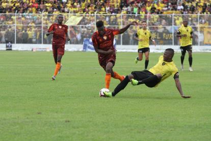Stalin Caicedo (c) es uno de los jugadores de Barcelona que pasó a reforzar al Deportivo Cuenca.