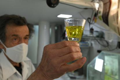 Un farmacéutico sostiene un preparado con dióxido de cloro en Cochabamba, Bolivia.