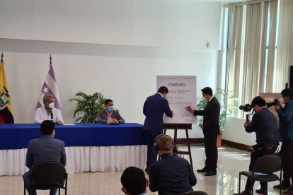 El presidente Lenín Moreno observa la firma del acuerdo entre el ministro Martínez y el representante de Herdoiza Crespo, Javier Freire.