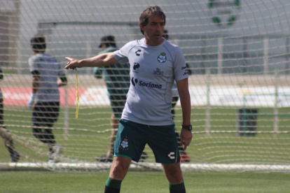 Guillermo Almada, entrenador del Santos Laguna, explica su visión sobre la pandemia y el fútbol.