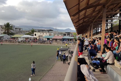 Las competencias organizadas por las ligas barriales y otras agrupaciones cuentan con un buen marco de público.