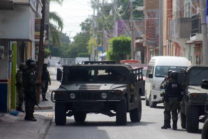 Agentes de la Guardia Nacional patrullan las calles de Celaya, en el estado de Guanajuato