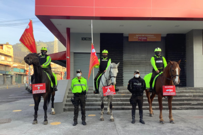La Policía implementó el patrullaje de policías a caballo para concientizar a los ciudadanos el uso de equipos de bioseguridad.