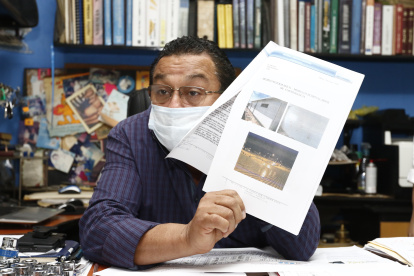Evidencias. Antonio Córdova Neumane muestra a EXPRESO una serie de documentos sellados por el hospital como prueba.