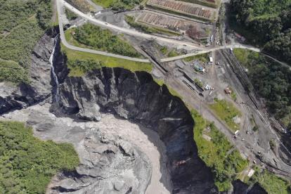 La foto facilitada por el Ing. Jorge Sevilla, tomada el 21 de julio, muestra el avance de la erosión regersiva del río Coca y el riesgo para la vía paralela, la Troncal Amazónica.