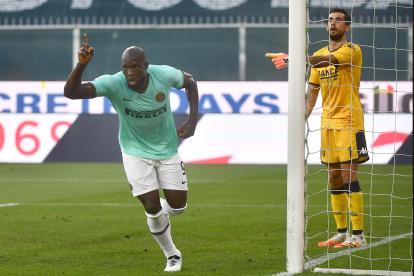 Romelu Lukaku celebra tras marcarle un tanto al Genova.