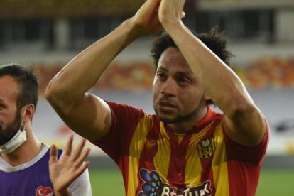 Arturo Mina se despide entre lágrimas de la afición luego del descenso del Yeni Malatyaspor.