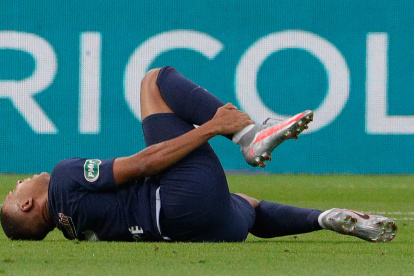 Kylian Mbappé muestra su dolor en el duelo entre el París Saint-Germain y el Saint Etienne