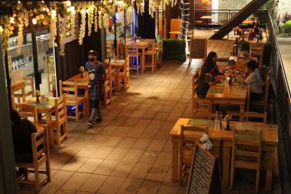 Los propietarios de los 52 locales de la plaza Guayarte buscan captar la atención de los visitantes con distintas promociones que resaltan en letreros ubicados en los exteriores de los establecimientos. De a poco comienzan a llegar al sitio.