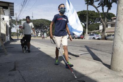 Jimmy Montenegro, de 11 años de edad, camina por la ciudadela Pradera donde vive.