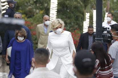 La alcaldesa, en su arribo a la sesión solemne por la Fundación de Guayaquil.