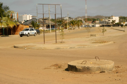La cámara de alcantarillado está donde termina la primera etapa del nuevo malecón.