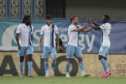 Felipe Caicedo (d), atacante del Lazio, felicita a Ciro Immobile, autor de una triplete frente al Verona.