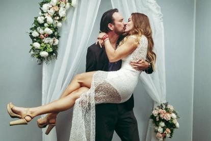 El artista y Diana Delgado durante su boda.