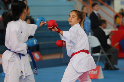 Valeria Echever (d), karateca tricolor, tiene como objetivo clasificar a los próximos Juegos Olímpicos.