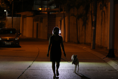 Entorno. Salir a pasear por las noches implica recorrer calles oscuras y desoladas. 2. Parques. En la mayoría, al caer la tarde, se observan solo chamberos.