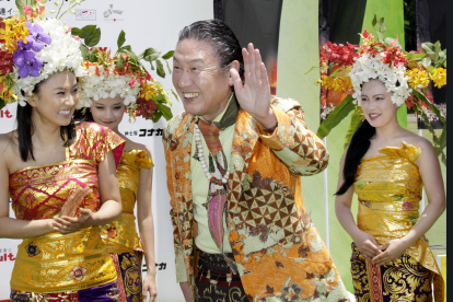 Kansai Yamamoto en una conferencia de prensa en Tokyo, 2009