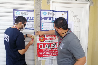 El cuerpo de los Bomberos clausuran el local, de la ciudadela 9 de Octubre, donde supuestamente se edificaría un crematorio.