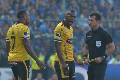 Carlos Vera expulsó a Álex Bolaños, quien en sus ocasiones agredió a su hermano Miller, en la final del año 2014.